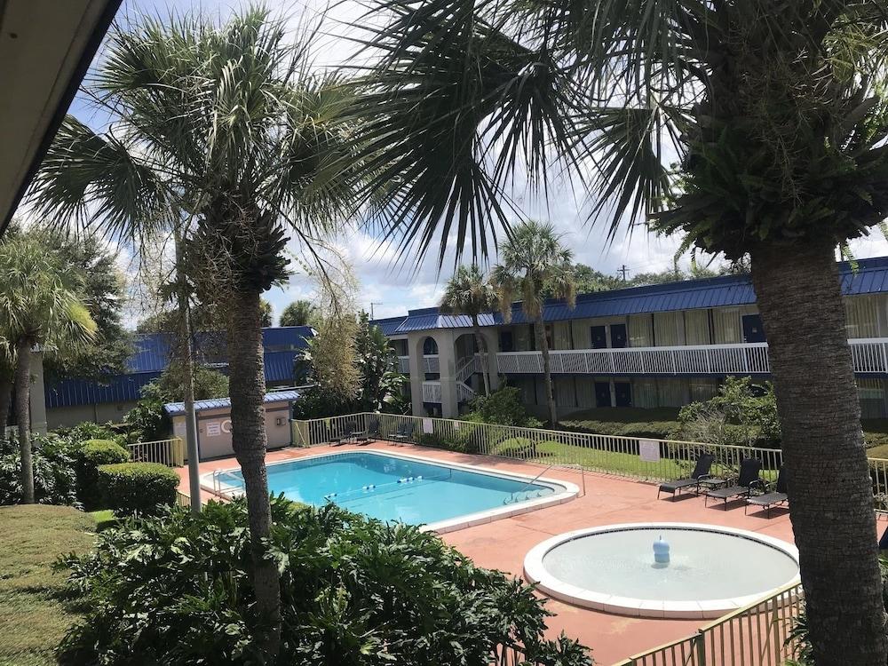 Quality Inn Tampa Lake Magdalene Ngoại thất bức ảnh