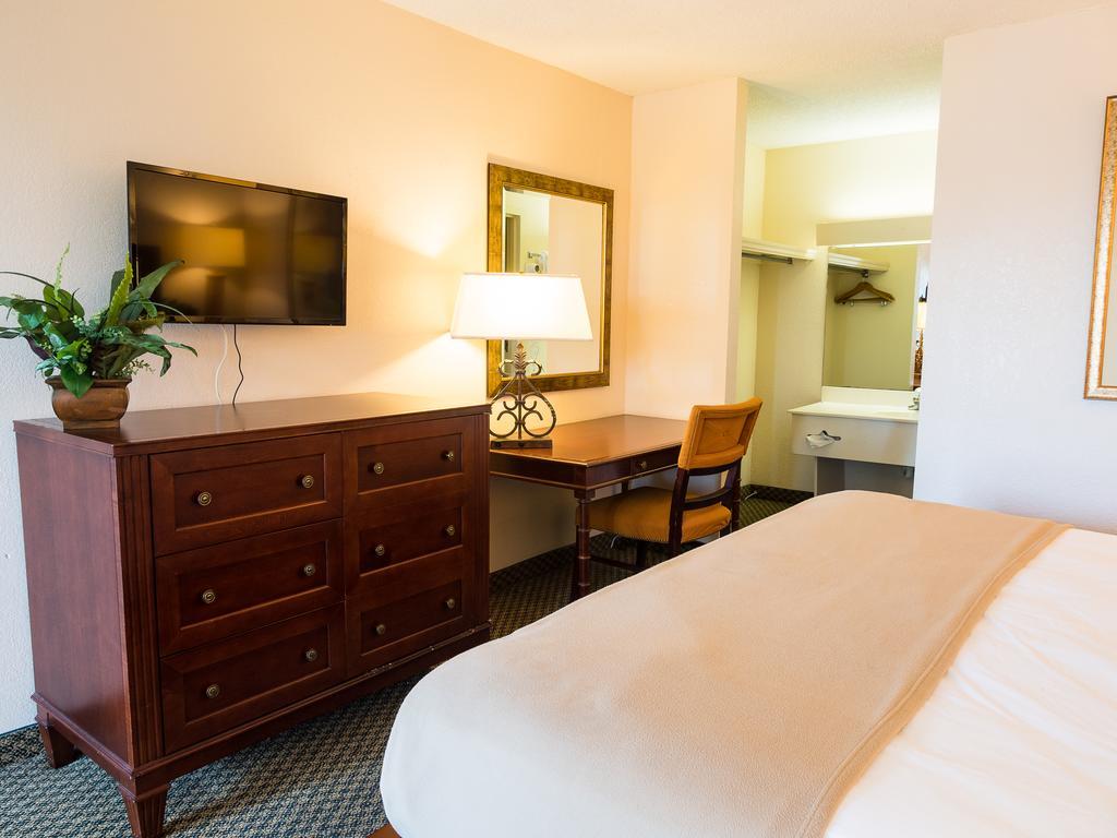 Quality Inn Tampa Lake Magdalene Ngoại thất bức ảnh