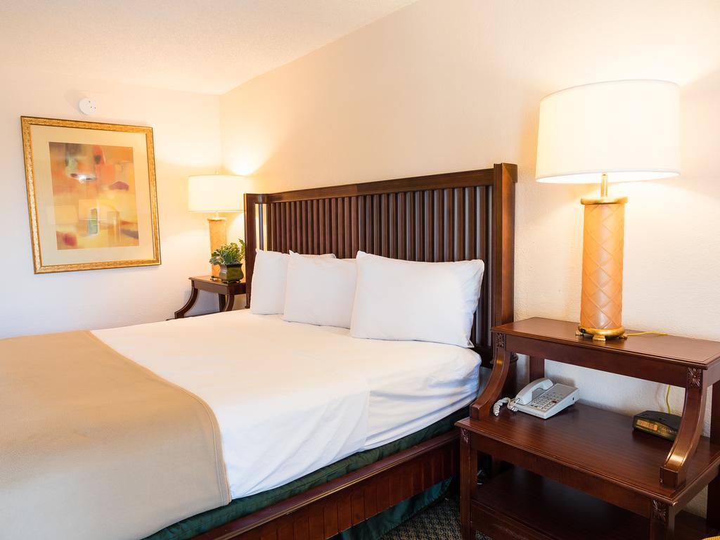 Quality Inn Tampa Lake Magdalene Ngoại thất bức ảnh